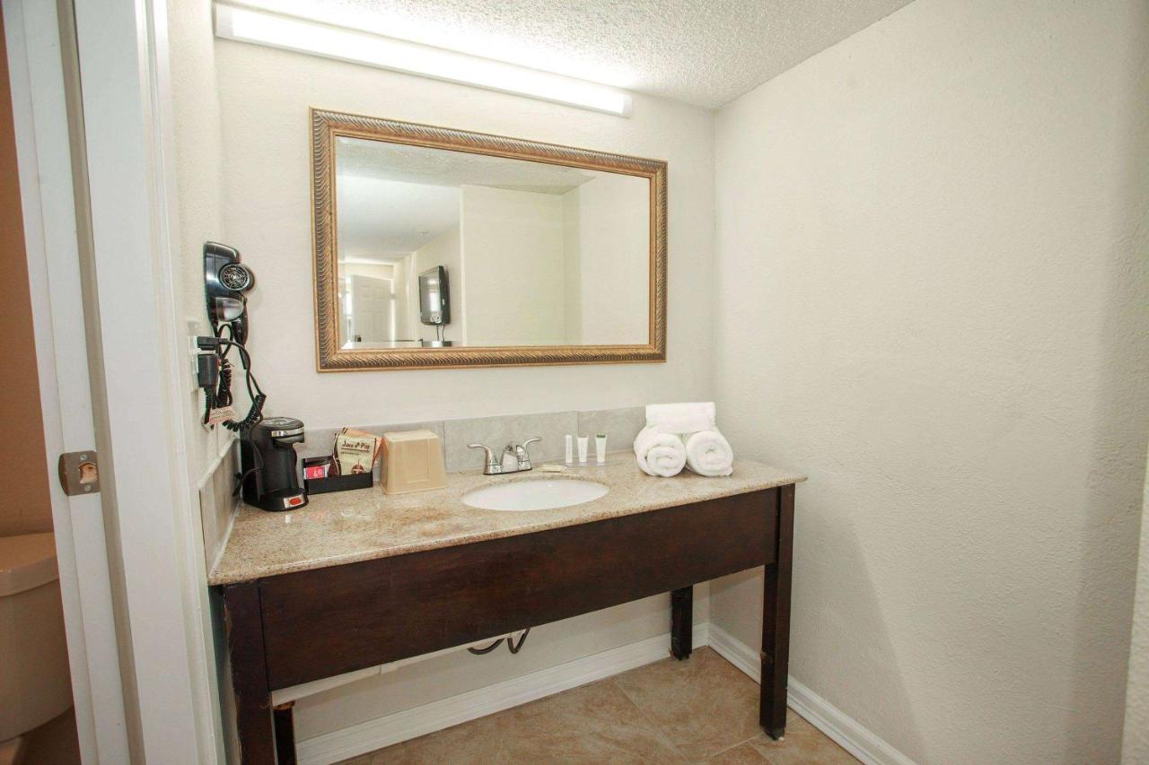 Travelodge By Wyndham West Hotel 2*